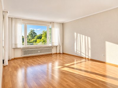 Sonnige 3-Zimmerwohnung mit zwei Balkonen und Tiefgaragenstellplatz in bester Lage von Poppenbüttel